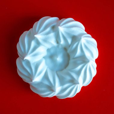 Kırmızı arkaplanda beyaz krema yakın plan