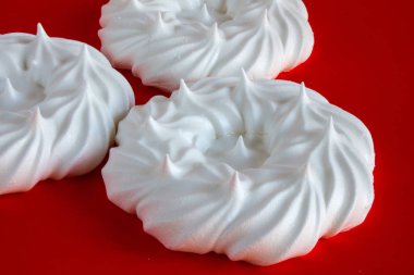 Kırmızı arkaplanda beyaz krema yakın plan