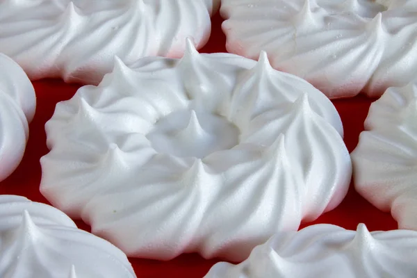 Белое Безе Красном Фоне — стоковое фото