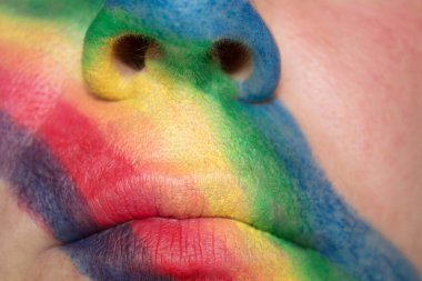 Bir kadın yüzü makrosu. Aqua Grim-Rainbow 'lu. LGBT kavramı