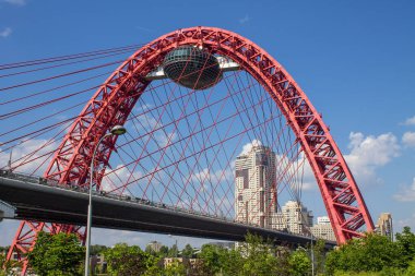 Berrak bir yaz gününde Moskova nehri ve modern mimari yapıların manzarası.