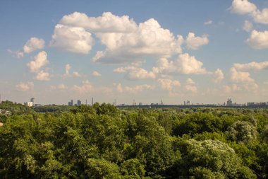 Moskova 'daki modern yerleşim binalarının panoramik manzarası açık güneşli bir yaz gününde yeşil ağaçlarla bir kopya alanı