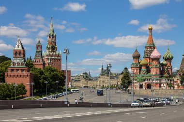 Moskova 'da St. ile Kızıl Meydan' ın panoramik manzarası Basil 'in Katedrali ve Kremlin açık bir yaz gününde mavi gökyüzüne ve kopyalanacak yere karşı