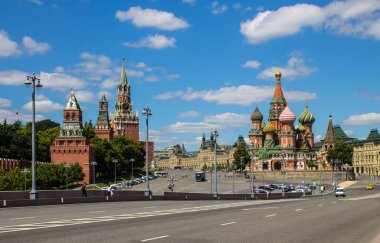 Moskova 'da St. ile Kızıl Meydan' ın panoramik manzarası Basil 'in Katedrali ve Kremlin açık bir yaz gününde mavi gökyüzüne ve kopyalanacak yere karşı