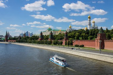 Moskova 'nın tarihi merkezinin panoramik görüntüsü, Kremlin' in kırmızı tuğlalı duvarı ve parlak mavi gökyüzü ve uzayı kopyalamak için Altın Kubbeli Katedral varsayımı.