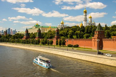 Moskova 'nın tarihi merkezinin panoramik görüntüsü, Kremlin' in kırmızı tuğlalı duvarı ve parlak mavi gökyüzü ve uzayı kopyalamak için Altın Kubbeli Katedral varsayımı.