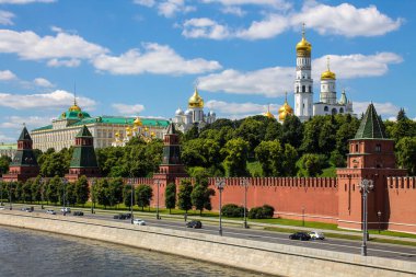 Moskova 'nın tarihi merkezinin panoramik görüntüsü, Kremlin' in kırmızı tuğlalı duvarı ve parlak mavi gökyüzü ve uzayı kopyalamak için Altın Kubbeli Katedral varsayımı.