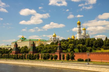 Moskova 'nın tarihi merkezinin panoramik görüntüsü, Kremlin' in kırmızı tuğlalı duvarı ve parlak mavi gökyüzü ve uzayı kopyalamak için Altın Kubbeli Katedral varsayımı.