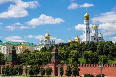 Moskova 'nın tarihi merkezinin panoramik görüntüsü, Kremlin' in kırmızı tuğlalı duvarı ve parlak mavi gökyüzü ve uzayı kopyalamak için Altın Kubbeli Katedral varsayımı.