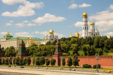 Moskova 'nın tarihi merkezinin panoramik görüntüsü, Kremlin' in kırmızı tuğlalı duvarı ve parlak mavi gökyüzü ve uzayı kopyalamak için Altın Kubbeli Katedral varsayımı.