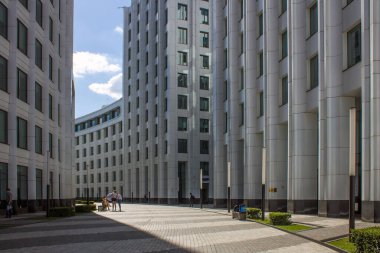 Moskova 'daki modern beyaz mimari binalar ofisleri ve daireler Rusya' daki büyük yürüyüş yolları ve yaya kaldırımları ve kopyalama alanı
