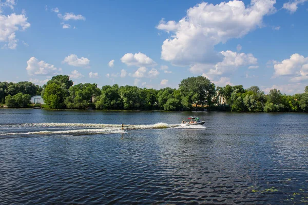 Motorboot Auf Dem Fluss Moskau Und Ufer Mit Grünen Bäumen — Stockfoto