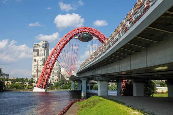 澄んだ夏の日に美しい赤い橋Serezモスクワ川と近代的な建築構造の眺め — ストック写真