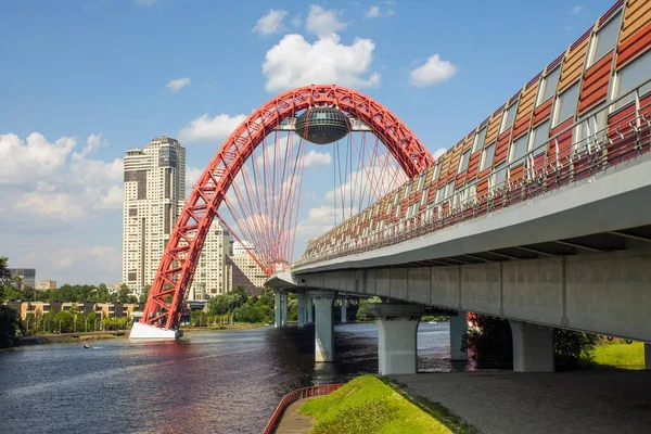 Вид Живописный Красный Мост Через Москву Реку Современные Архитектурные Сооружения — стоковое фото