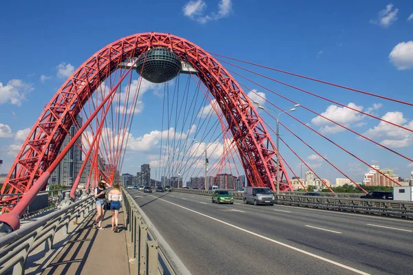 Vista Pitoresca Ponte Vermelha Serez Moscou Rio Estruturas Arquitetônicas Modernas — Fotografia de Stock