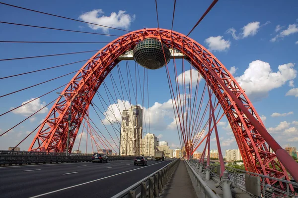 Vista Pitoresca Ponte Vermelha Serez Moscou Rio Estruturas Arquitetônicas Modernas — Fotografia de Stock