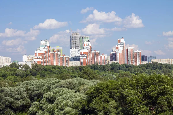 Panoramatický Pohled Moderní Obytné Budovy Moskvě Rusko Jasného Slunečného Letního — Stock fotografie