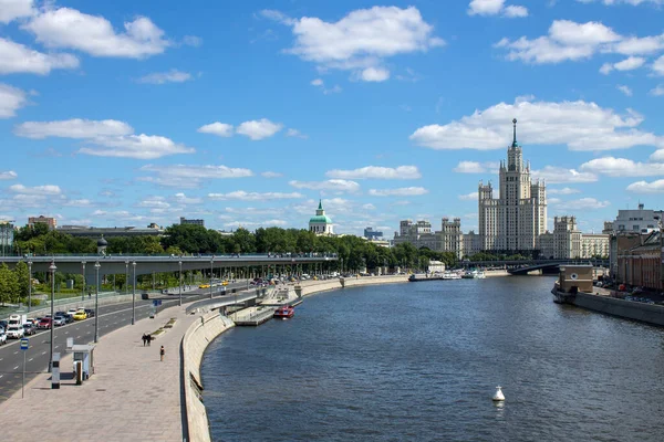 夏日晴朗 天空蓝蓝的 白云密布 俄罗斯莫斯科 科泰涅茨卡亚河堤和莫斯科河上的房子全景尽收眼底 — 图库照片