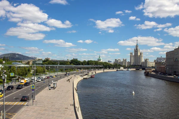コテルニチェスカヤ堤防とモスクワ川の家のパノラマビュー青い空と白い雲とモスクワのコピースペースと晴れた夏の日に喜びのボートロシア — ストック写真