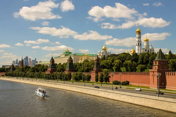 벽돌로 크렘린 모스크바의 역사적 중심지의 전경과 하늘과 복사를 공간에 가정의 — 스톡 사진