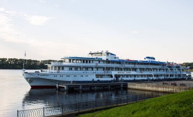 Bir yaz akşamı, Uglich Rusya 'yı kopyalamak için gün batımında ve uzayda gemi gezintisi.