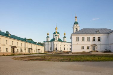 Uglich Rusya 'daki Beyaz Taş Epifani Manastırı açık bir yaz günü ve fotokopi için uzayda.