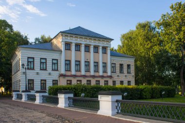 Eski şehir Duma Parkta, yeşil ağaçların arasında mavi gökyüzüne karşı bir bina ve Uglich Rusya 'da bir yaz günü kopyalamak için bir alan.