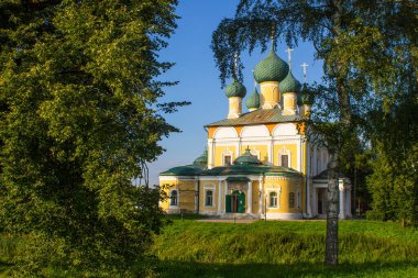 Sarı Şekil Değiştirme Kilisesi ve Uglich Rusya 'sında kopyalamak için açık mavi gökyüzü ve alana karşı en kutsal yeşil ağaçlar arasında övgü