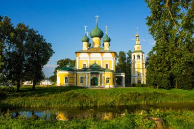 Sarı Şekil Değiştirme Kilisesi ve Uglich Rusya 'sında kopyalamak için açık mavi gökyüzü ve alana karşı en kutsal yeşil ağaçlar arasında övgü