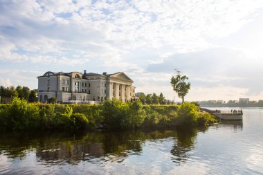 Uglich Rusya 'da kopyalamak için bir yaz akşamı ve uzayda Volga nehri kıyısındaki otel bulutlu bir gökyüzüne karşı.