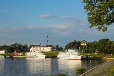 Bir yaz akşamı, Uglich Rusya 'yı kopyalamak için gün batımında ve uzayda gemi gezintisi.