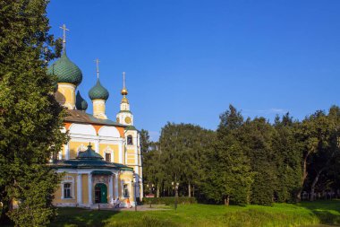Sarı Şekil Değiştirme Kilisesi ve Uglich Rusya 'sında kopyalamak için açık mavi gökyüzü ve alana karşı en kutsal yeşil ağaçlar arasında övgü