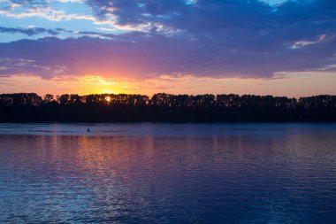 Volga nehri üzerinde parlak altın gün batımı ve kopyalamak için alan