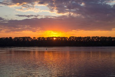 Volga nehri üzerinde parlak altın gün batımı ve kopyalamak için alan