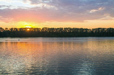 Volga nehri üzerinde parlak altın gün batımı ve kopyalamak için alan