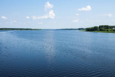 Volga Nehri 'nin geniş nehir yatağı ve açık bir yaz gününde mavi bulutlu gökyüzü kopyalamak için uygun.