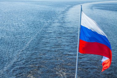 Rus bayrağı nehir suyunun arkaplanını kapatıyor ve boşluğu kopyalıyor