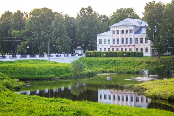 Former City Duma Building Park Green Trees Reflection Pond Blue — Stock Photo, Image