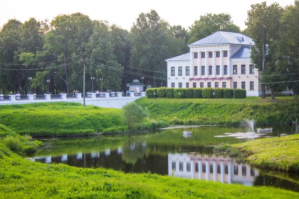 旧市街Duma公園内の公園内の緑の木々の間で青い空と夏の日にコピーするためのスペースに対する池の反射 Uglich Russia — ストック写真