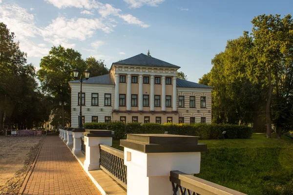 在俄罗斯乌格里奇 一座位于绿树成荫 蓝天映衬下的公园里的前城市杜马大楼 以及一个夏天可以复制的空间 — 图库照片