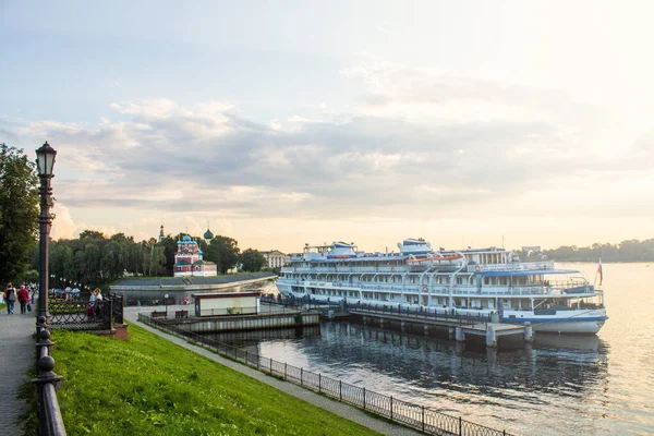 Crucero Muelle Ciudad Una Noche Verano Atardecer Espacio Para Copiar — Foto de Stock