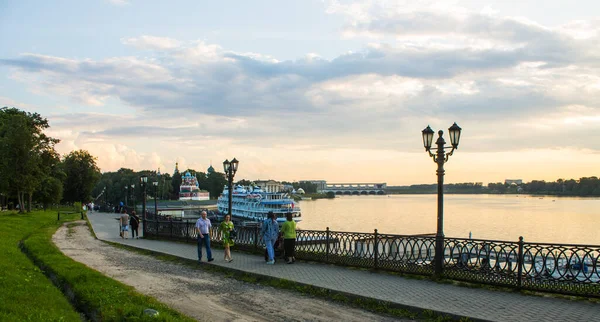 Sétahajó Városi Mólónál Egy Nyári Estén Naplementekor Hely Uglich Russia — Stock Fotó