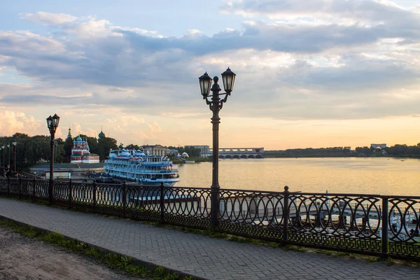 Crucero Muelle Ciudad Una Noche Verano Atardecer Espacio Para Copiar — Foto de Stock