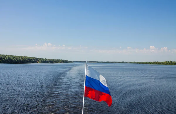 Bandera Rusia Cierran Fondo Del Río Agua Cielo Azul Claro —  Fotos de Stock