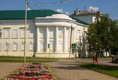 Eski şehir merkezindeki tarihi bina açık bir yaz günü Kostroma Rusya