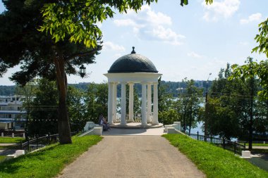 Güneşli bir yaz gününde Ostrovsky 'nin beyaz taş çardağı
