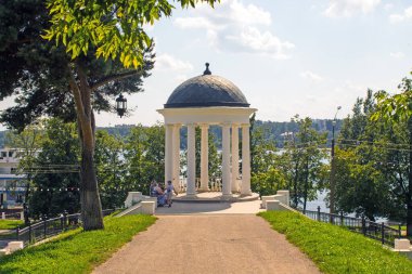 Güneşli bir yaz gününde Ostrovsky 'nin beyaz taş çardağı
