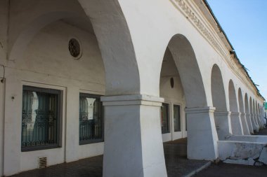 Kostroma Rusya 'daki alışveriş merkezlerinin kırmızı sıralarında eski sütunlar kapanıyor