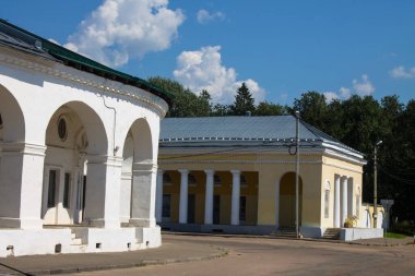 Eski Kostroma Rusya şehrinde sütunları olan beyaz taş sıralar açık bir yaz günü ve kopyalamak için alan
