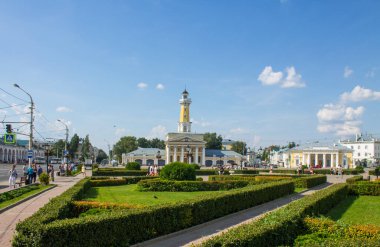 Susaninskaya Meydanı 'nın açık bir yaz günü ve Rusya Kostroma' da kopyalamak için uygun olan tarihi mimarisi ile panoramik görünümü